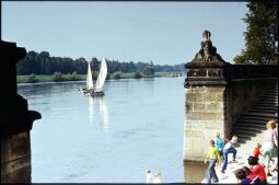 Bild: Gondelanlegestelle vor Schloss Pillnitz an der Elbe