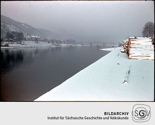 Blick auf die winterliche Elbe in Bad Schandau
