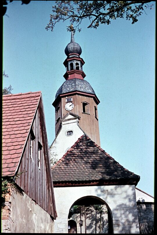 Blick zum Turm der Kirche Reinhardtsdorf