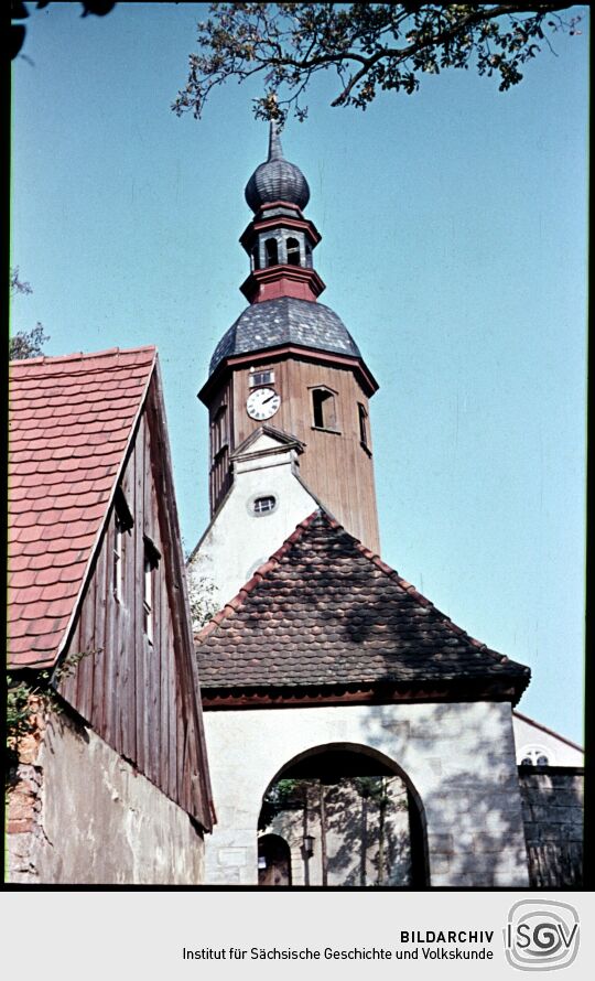 Blick zum Turm der Kirche Reinhardtsdorf