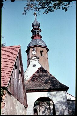 Bild: Blick zum Turm der Kirche Reinhardtsdorf