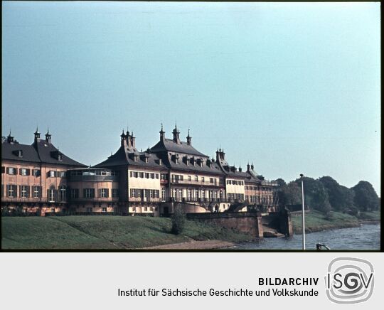 Blick  von einem Schiff auf der Elbe auf Schloss Pillnitz