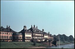 Bild: Blick  von einem Schiff auf der Elbe auf Schloss Pillnitz
