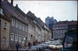 Bild: Marktplatz Stolpen mit Schösser- und Johannisturm der Burg