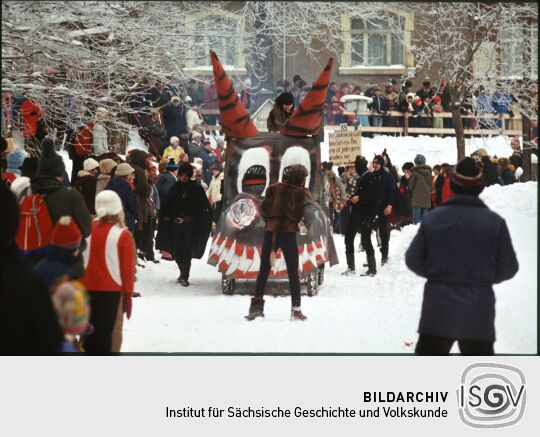 Ein Wagen als Drach gestaltet beim Umzug des Ski- und Eisfasching in Geising