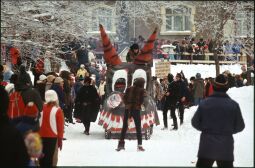 Bild: Ein Wagen als Drach gestaltet beim Umzug des Ski- und Eisfasching in Geising