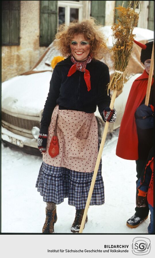 Eine Frau im Hexenkostüm beim Ski- und Eisfasching in Geising