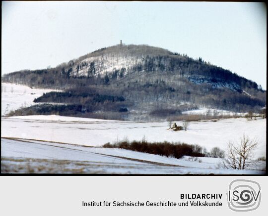 Blick zum Gipfel des verschneiten Geisingbergs