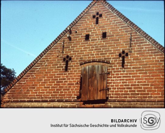 Kreuzförmige Auslassungen in einem Backsteingiebel in Lomnitz