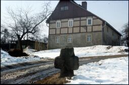 Bild: Sühnekreuz vor einem Fachwerkgebäude in Wünschendorf