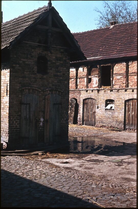 Taubenhaus im Hof eines Bauernhofs in Süptitz
