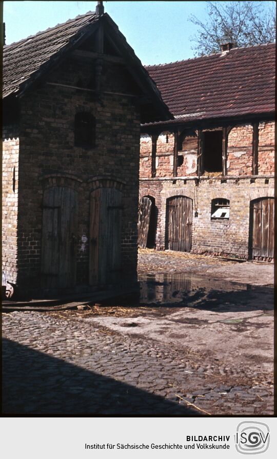 Taubenhaus im Hof eines Bauernhofs in Süptitz