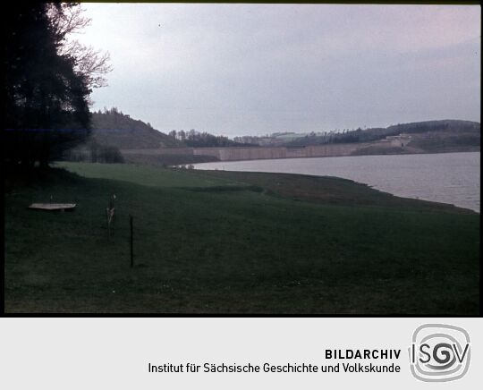 Blick zur Staumauer der Talsperre Pöhl vor Ende der Bauarbeiten
