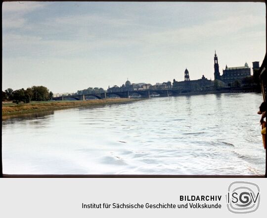 Blick von einem Schiff die Elbe flussaufwärts zur Dresdner Altstadt