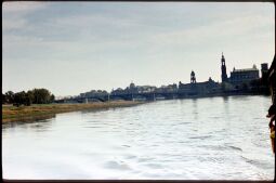 Bild: Blick von einem Schiff die Elbe flussaufwärts zur Dresdner Altstadt