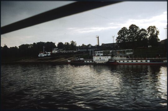Ausflugsschiff 'Stadt Wehlen' auf der Elbe vor der Werft in Übigau