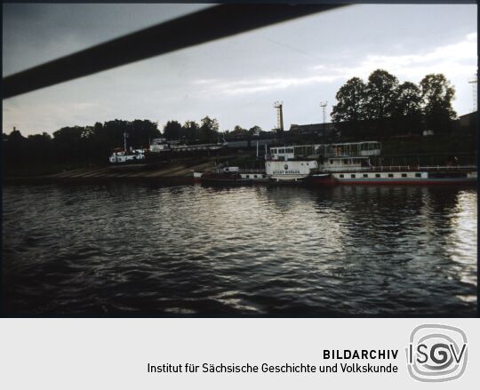 Ausflugsschiff 'Stadt Wehlen' auf der Elbe vor der Werft in Übigau