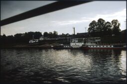 Bild: Ausflugsschiff 'Stadt Wehlen' auf der Elbe vor der Werft in Übigau