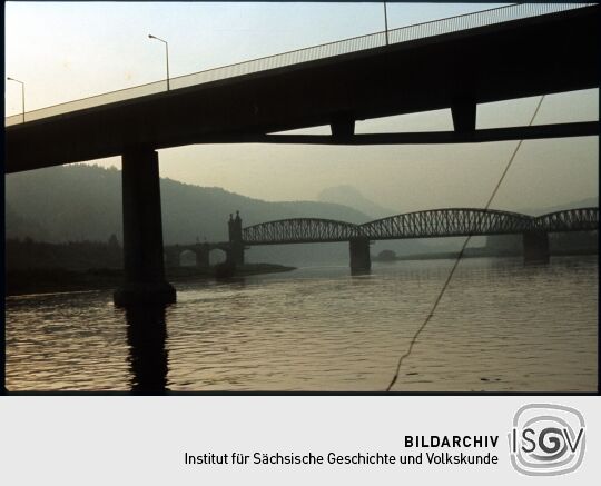 Blick durch die neuen Elbbrücke Bad Schandau zur Carolabrücke