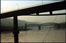 Bild: Blick durch die neuen Elbbrücke Bad Schandau zur Carolabrücke