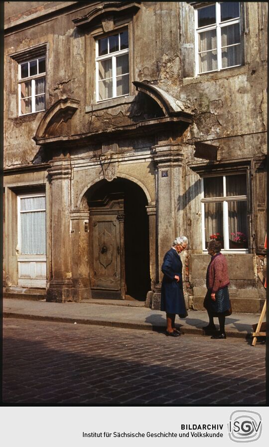 Zwei Frauen vor dem Portal des Gebäudes Lange Straße 10, Pirna