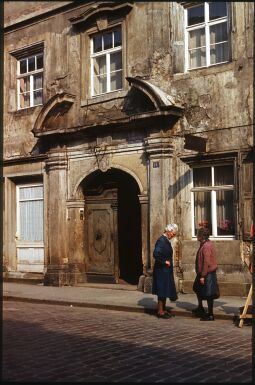 Bild: Zwei Frauen vor dem Portal des Gebäudes Lange Straße 10, Pirna