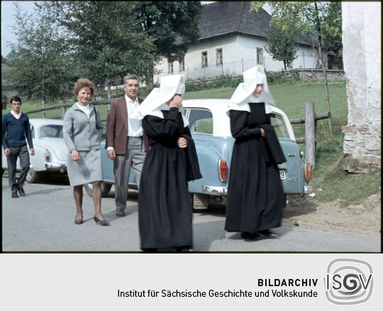 Zwei Nonnen und drei weiter Personen am Kloster St. Marienstern