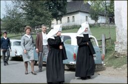 Bild: Zwei Nonnen und drei weiter Personen am Kloster St. Marienstern