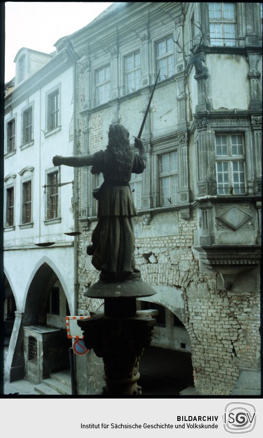 Statue der Justuitia  an der Görlitzer Rathaustreppe