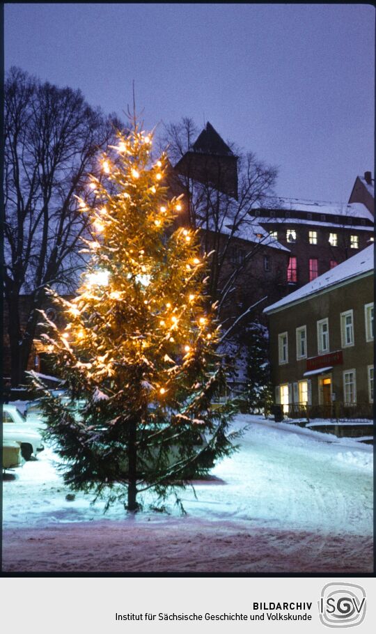 Weihnachtsbaum auf dem Marktplatz vor der Burg Hohnstein