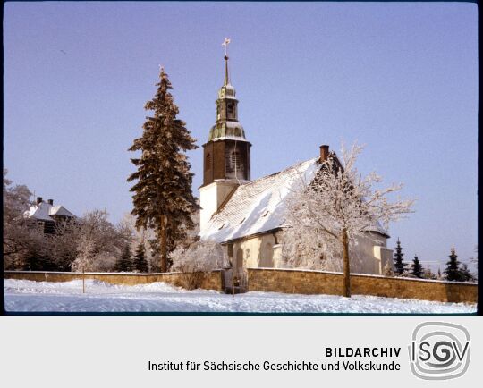 Blick zur verschneiten Kirche in Schellerhau