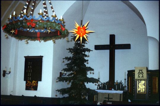 Altarraum der Kirche Oberbärenburg mit Weihnachtsschmuck