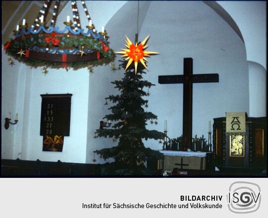 Altarraum der Kirche Oberbärenburg mit Weihnachtsschmuck