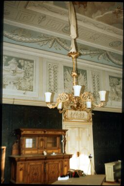 Bild: Leuchter im Saal von Schloss Wachau
