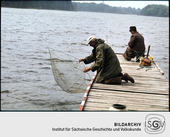 Angler an einem Steg am Großteich in Moritzburg