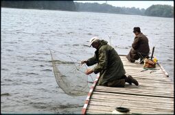 Bild: Angler an einem Steg am Großteich in Moritzburg