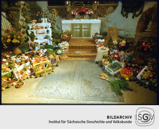 Schmuck zum Erntedankfest vor dem Altar der Kirche Seifersdorf
