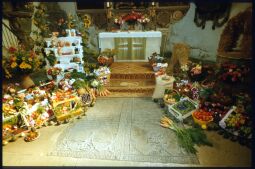 Bild: Schmuck zum Erntedankfest vor dem Altar der Kirche Seifersdorf