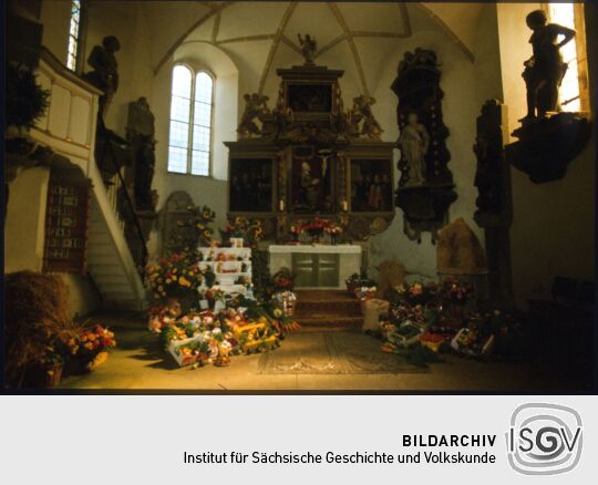 Chorraum der Kirche Seifersdorf mit Festschmuck