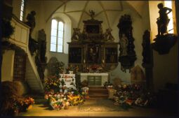 Bild: Chorraum der Kirche Seifersdorf mit Festschmuck