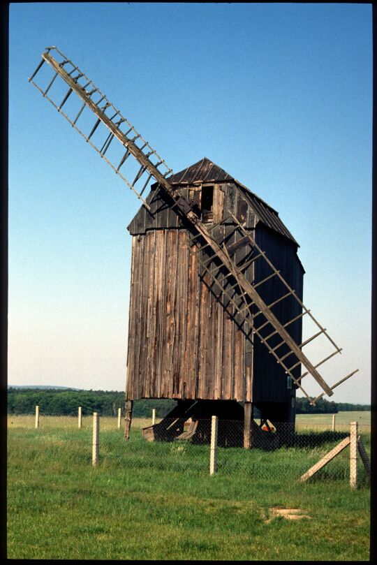 Beschädigte Bockwindmühle in Zeuckritz