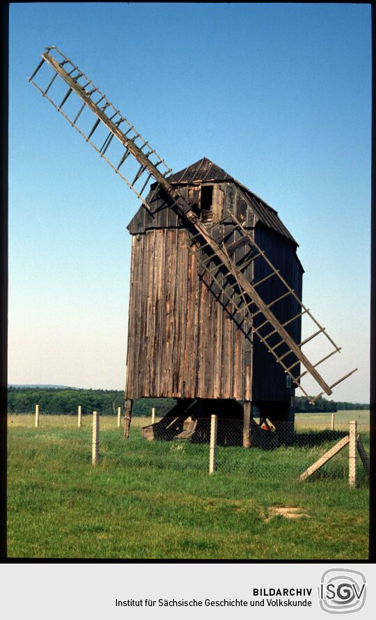 Beschädigte Bockwindmühle in Zeuckritz