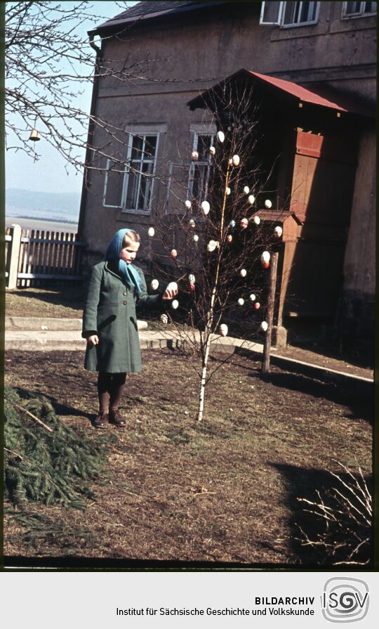 Mädchen an einem Osterbaum in Gohrisch