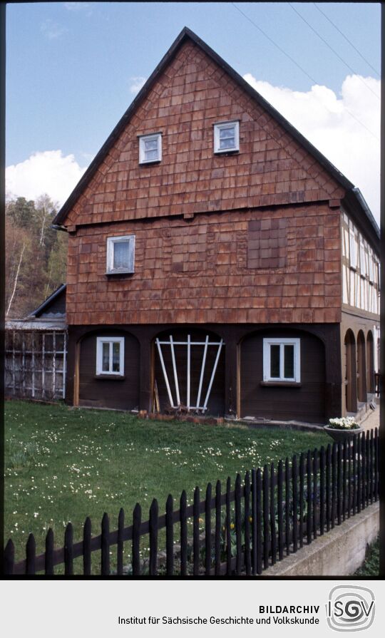 Umgebindehaus in Jonsdorf mit verkleideter Giebelseite