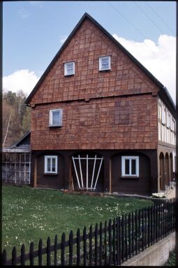 Bild: Umgebindehaus in Jonsdorf mit verkleideter Giebelseite