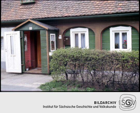 Windfang am Eingang eines Umgebindehauses in Jonsdorf