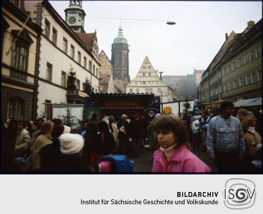 Blick über den Pirnaer Weihnachtsmarkt vor dem Rathaus 1987