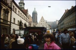 Bild: Blick über den Pirnaer Weihnachtsmarkt vor dem Rathaus 1987