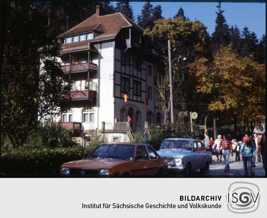 Wanderer am FDGB-Heim Schrammsteinbaude im Zahnsgrund