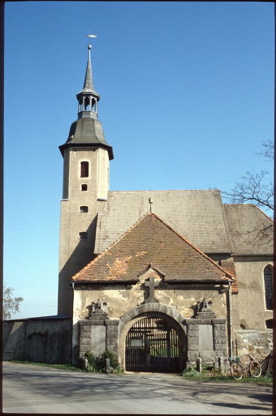 Kriegerdenkmal und Tor zum Kirchhof Diehsa